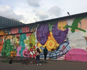 Graffiteilla maalattu korkea muuri Moskovan katukuvassa.