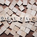 Puisia pelinappuloita, joiden kirjaimista muodostuu sana "politics"