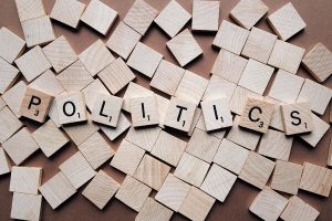 Puisia pelinappuloita, joiden kirjaimista muodostuu sana "politics"