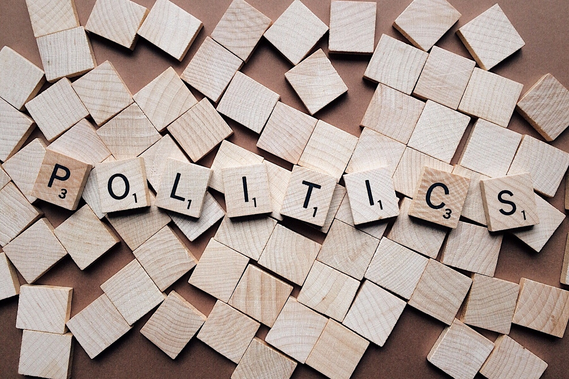 Puisia pelinappuloita, joiden kirjaimista muodostuu sana "politics"